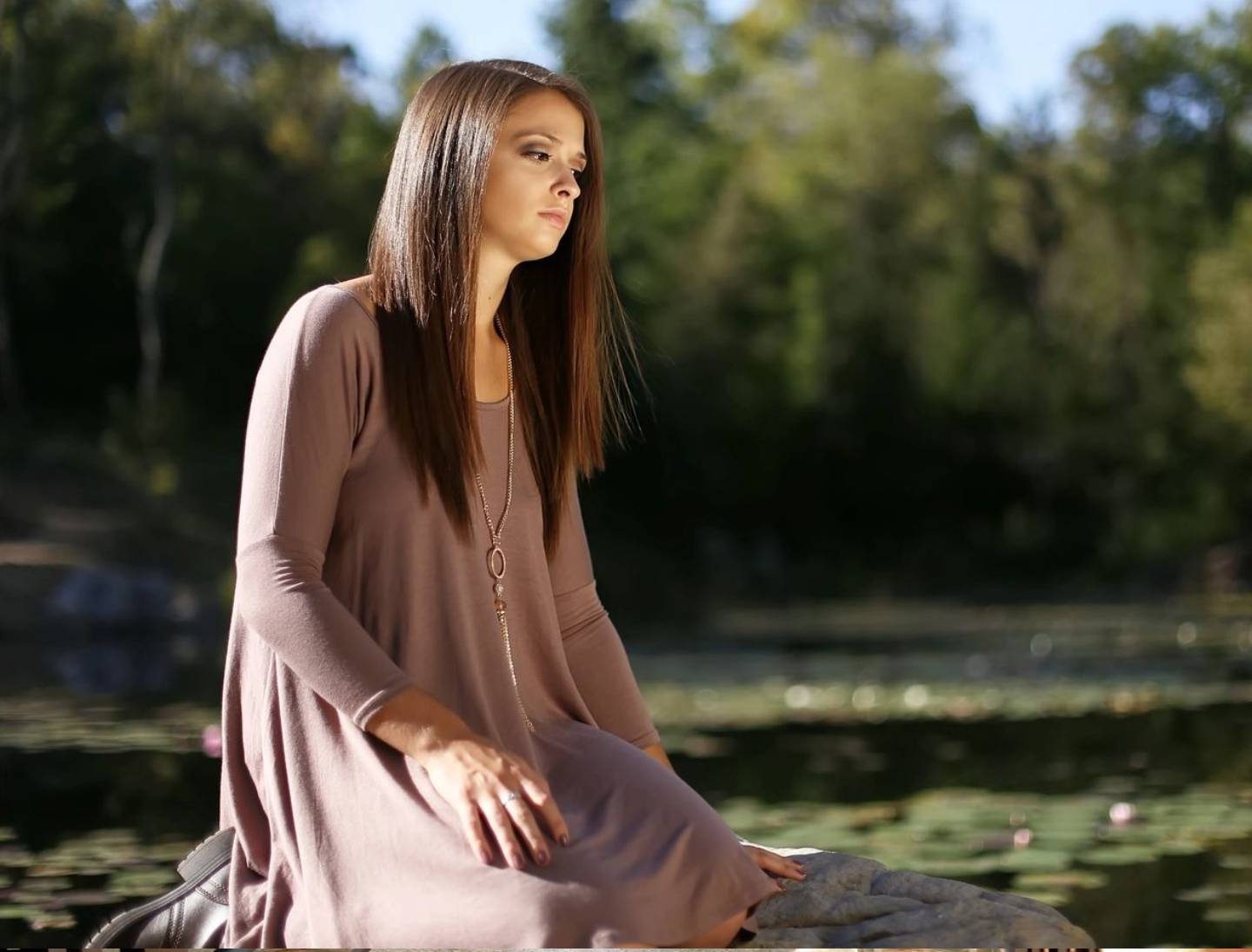 elegant senior photo of a girl by a pond