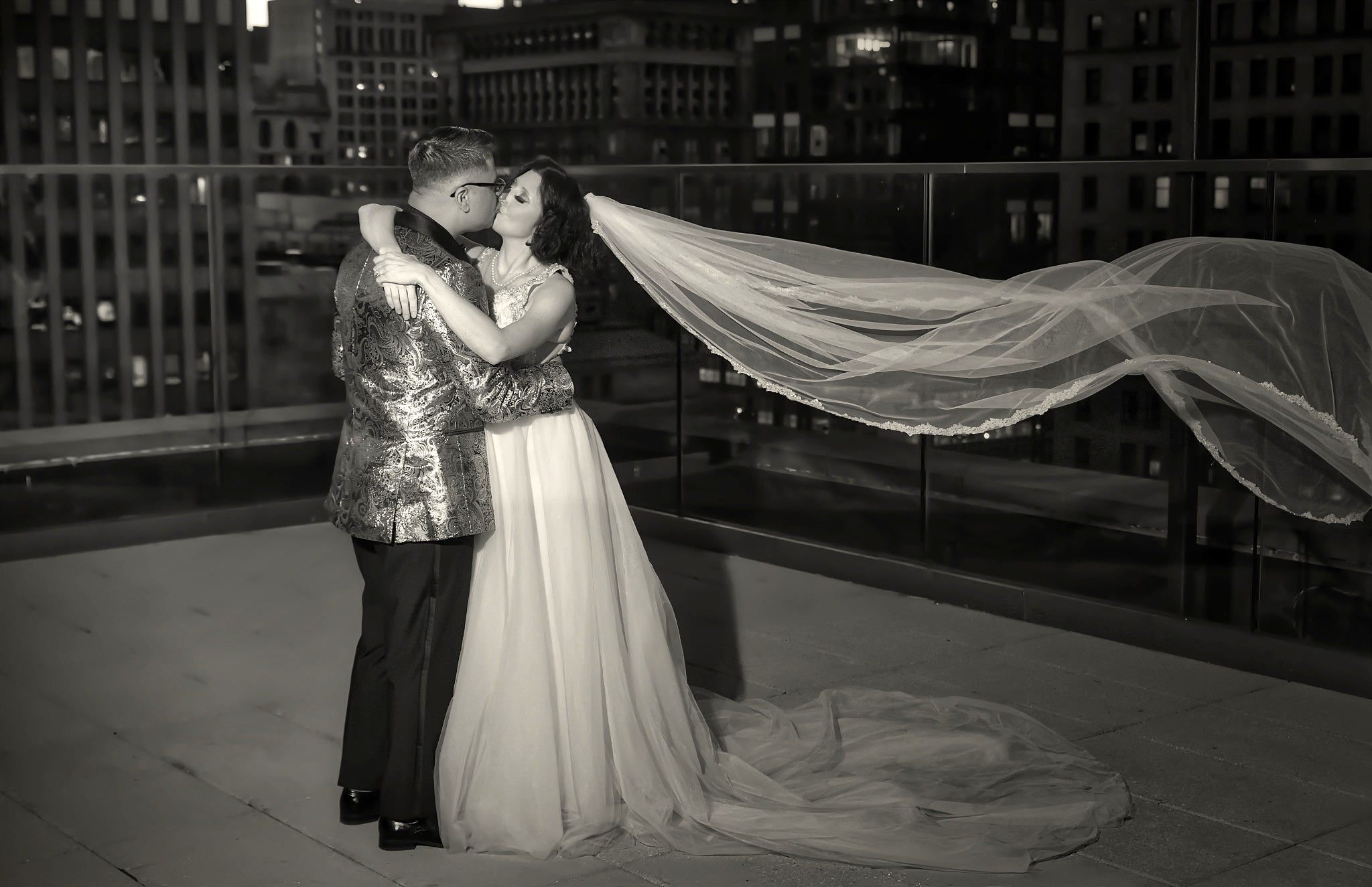 bride and groom kissing on top of a hotel in Pittsburgh